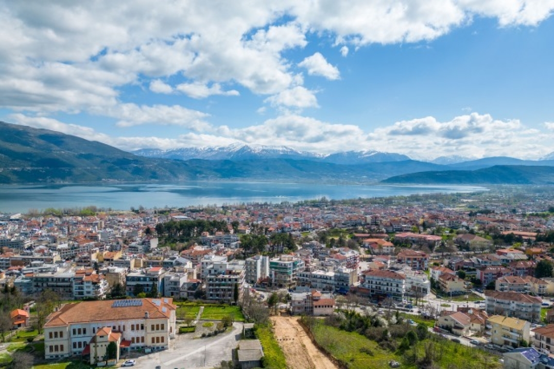 Καθαρισμός – πλύσιμο πεζόδρομων στο κέντρο των Ιωαννίνων