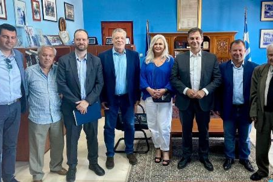 Ο Β. Γιόγιακας με τον Χ. Θεοχάρη στη Θεσπρωτία