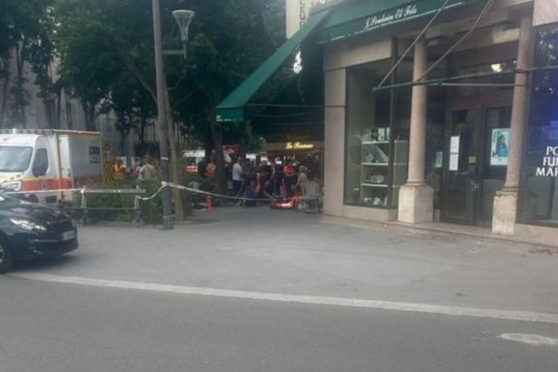 Αυτοκίνητο παρέσυρε θαμώνες σε καφετέρια στο Παρίσι – Ένας νεκρός