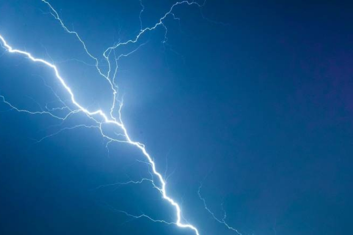 Ιταλία: Πανικός από κεραυνό σε παραλία - Τρεις τραυματίες