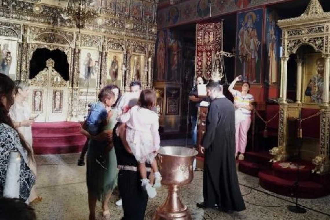 Βάπτιση στον Ιερό Ναό Ευαγγελίστριας στην Ηγουμενίτσα σε τρία παιδάκια από την συνοικία των Ρομά της Πλαταριάς