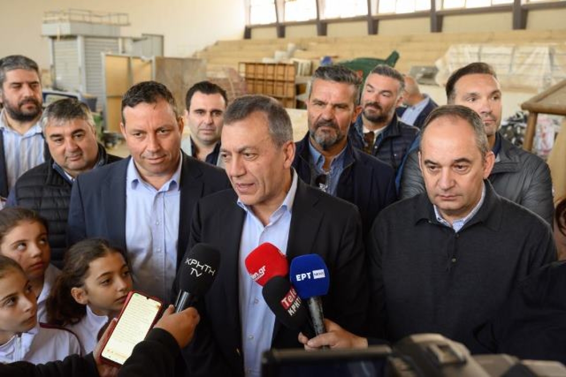 Την αποπεράτωση με 2 εκατ. Ευρώ του κλειστού Γυμναστηρίου του Αγίου Νικολάου, 21 χρόνια μετά, ανακοίνωσε Γιάννης Βρούτσης, κατά την επίσκεψή του στο Λασίθι