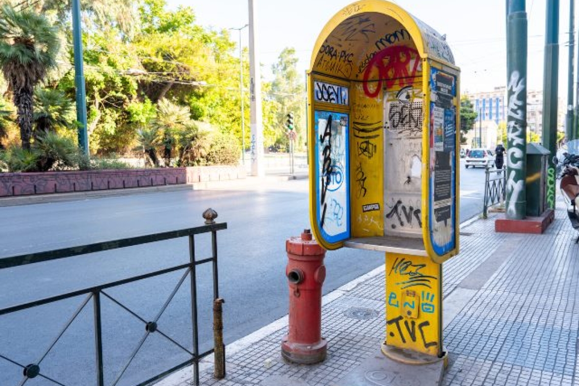 Δήμος Αθηναίων: Απομάκρυνση δεκάδων εγκαταλελειμμένων καρτοτηλεφώνων από τα πεζοδρόμια της Αθήνας