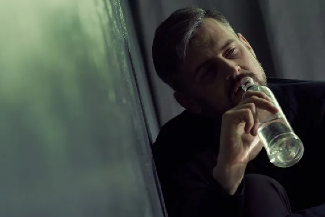 Το αλκοόλ προκαλεί πρόωρη γήρανση: Δείτε γιατί