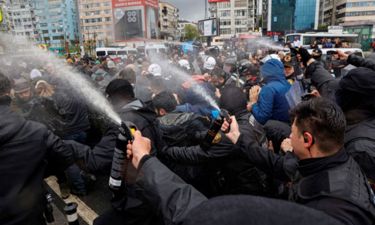 Πρωτομαγιά με ένταση στην Κωνσταντινούπολη – Συγκρούσεις αστυνομίας και διαδηλωτών, εκατοντάδες προσαγωγές