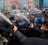 Πρωτομαγιά με ένταση στην Κωνσταντινούπολη – Συγκρούσεις αστυνομίας και διαδηλωτών, εκατοντάδες προσαγωγές